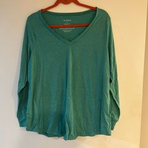 Torrid along Sleeve v neck shirt Kelly green size 2 (18-20)